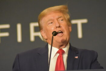 (NEW) Former US President Donald Trump delivers remarks in Washington, D.C. July 26, 2022, Washington, D.C., USA: Former President of the United States Donald J. Trump delivers remarks at the America First Agenda Summit hosted by America First Policy Institute in Washington, D.C. on July 26, 2022. Biden's DOJ is reportedly opening an investigation into Trump. Credit: Kyle Mazza/TheNews2 (Foto: Kyle Mazza/TheNews2/Deposit Photos)
